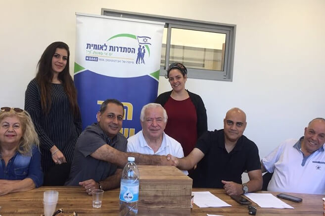 טקס חתימה להסכם הקיבוצי במתנס מעלה אדומים, בתמונה יו