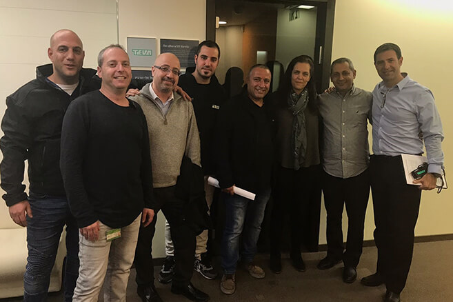 בתמונה ועד עובדי טבע טבליות בירושלים ומר ששי שדה יו