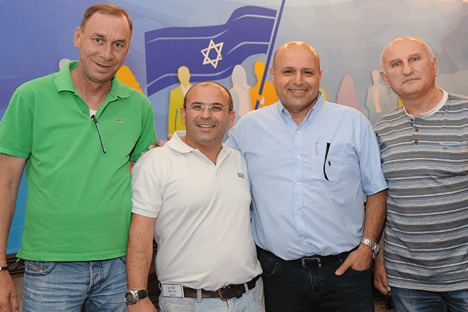מנכ