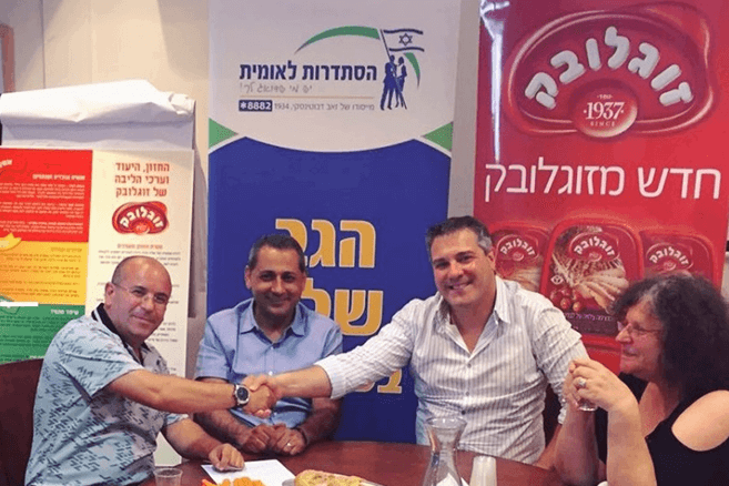 רגע החתימה על ההסכם הקיבוצי של חברת זוגלובק