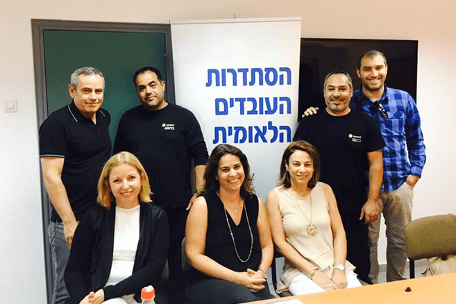 עובדי ליקורד בחתימת ההסכם הקיבוצי